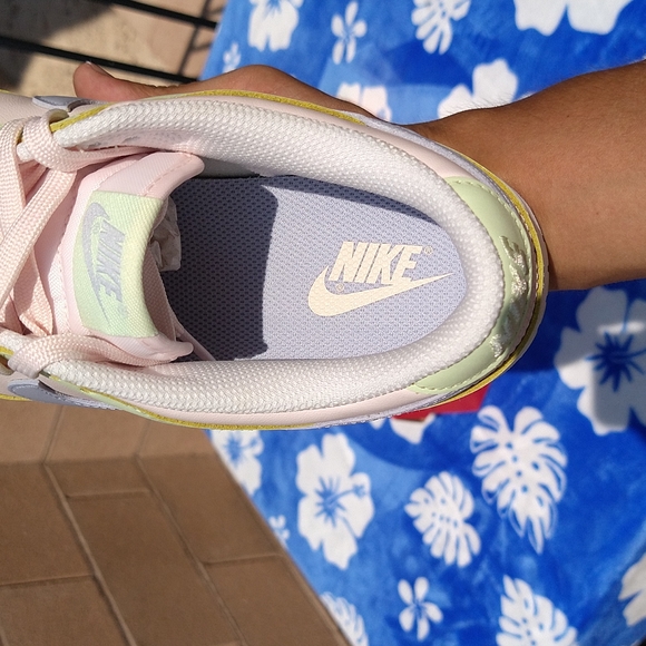 Women's Dunk Low 9.5 - Picture 8 of 11